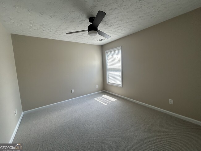 Building Photo - 2405 Village Green Dr