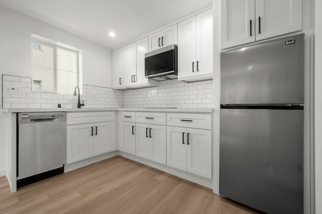 Building Photo - 4012 S Hillcrest Dr