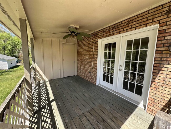 Building Photo - 210 Walnut Dr
