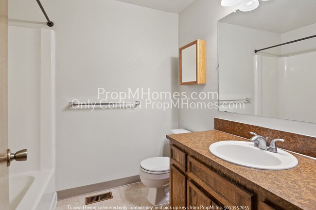Building Photo - Spacious Tri-level Four Bedroom Home On Qu...