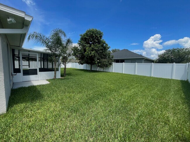 Building Photo - Beautiful 3/2 Fenced in Single Family Home...