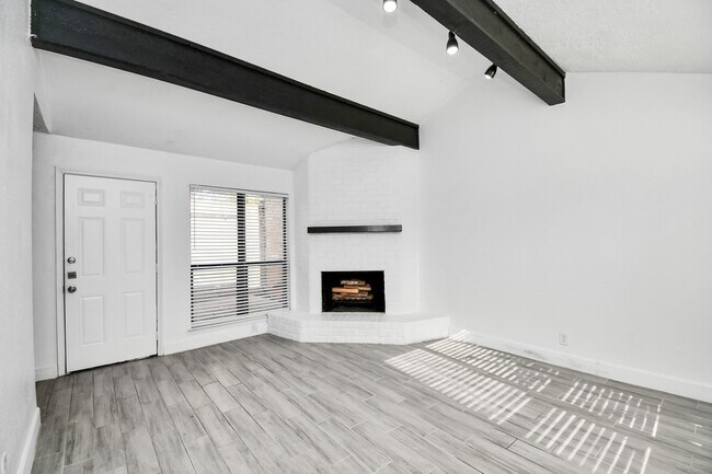 Building Photo - 8573 Wilcrest Dr