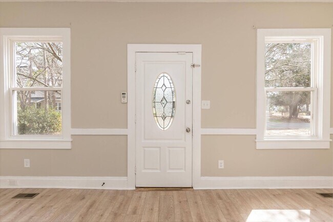 Building Photo - Gorgeous Three Bedroom Home!