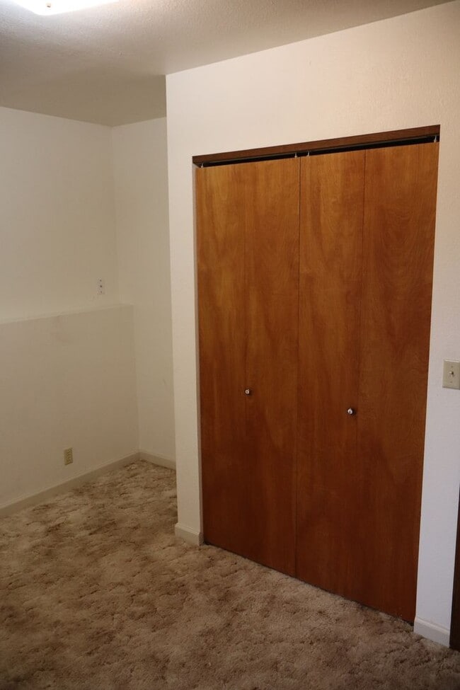 Building Photo - Quiet neighbor Home