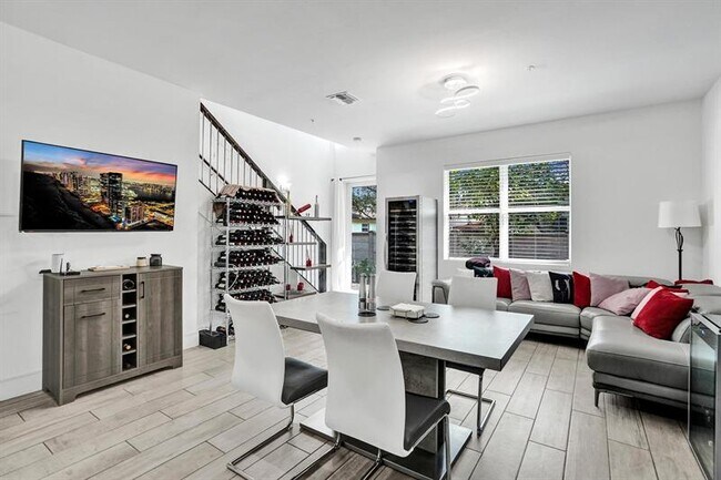 Building Photo - 480 NE 35th Ct