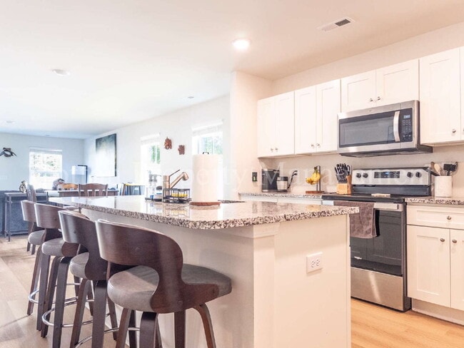 Building Photo - 3083 Day Dream Ln