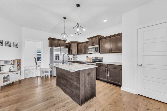 Building Photo - Pet Friendly Three Bedroom!