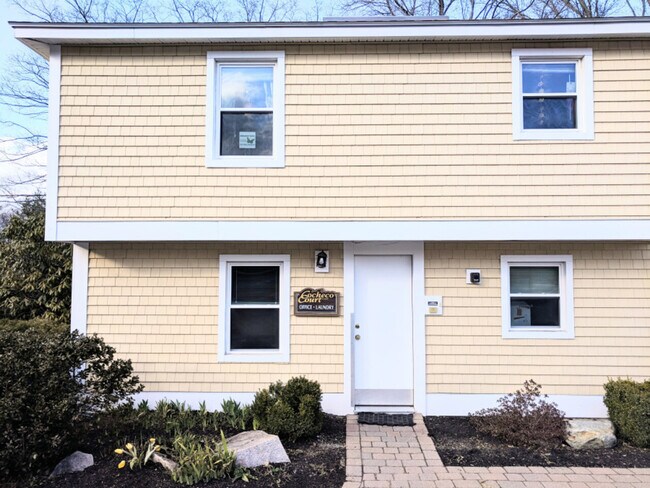 Building Photo - 402 Cocheco Court