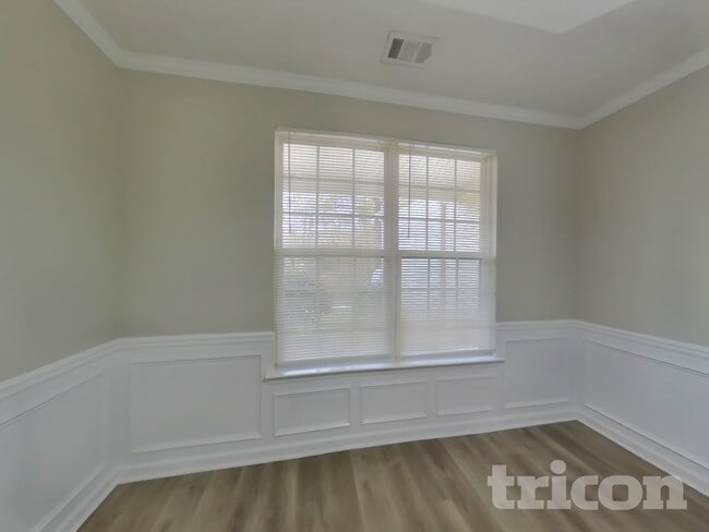 Building Photo - 5746 Lakeside Dr