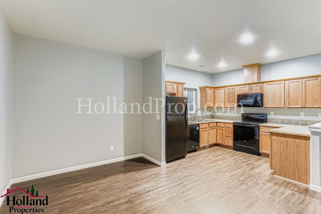 Building Photo - Charming Two-Level Home in Great Hillsboro Location!