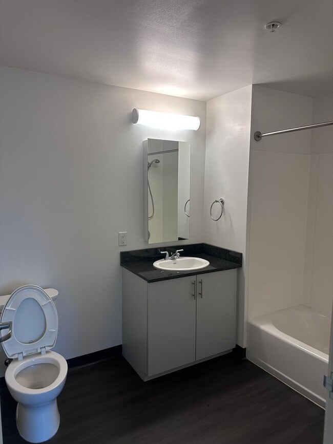 Building Photo - Beautiful 2 bedrooms 2 bath BMR unit in SOMA