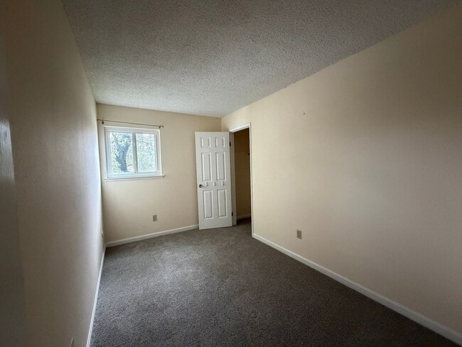 Building Photo - 50% OFF 1st Months Rent !!! 3 Bedroom, 2 1...