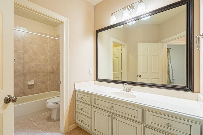 Building Photo - 2418 Hendricks Lakes Dr