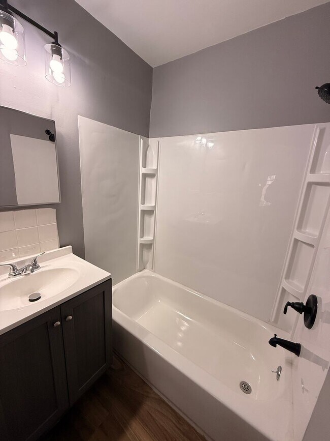 Building Photo - Newly Remodeled 4 bedroom