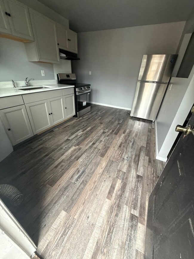 Primary Photo - 2 Bedroom 1 Bathroom! Recently Remodeled! ...