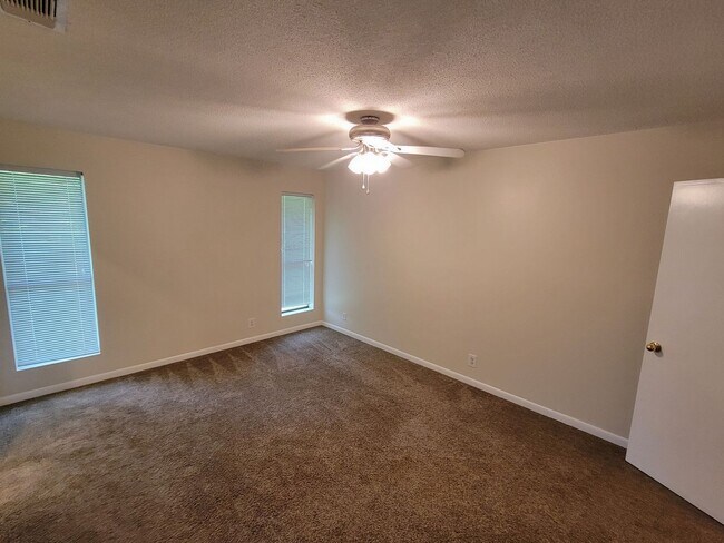 Building Photo - Cute 3B/2B Home Available on October 1st!