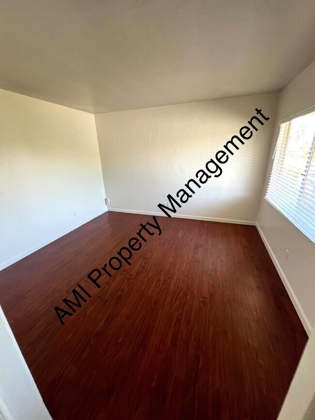 Building Photo - Move in Special!! $750 off 1st Month's Rent!!
