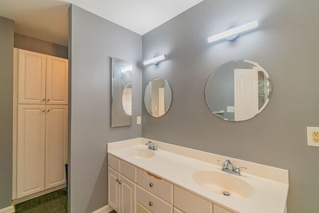 Building Photo - Beautiful 4-bedroom 2.5 bath home in desirable Brownes Ferry subdivision