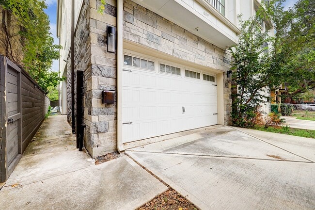 Building Photo - 609 W Pierce St