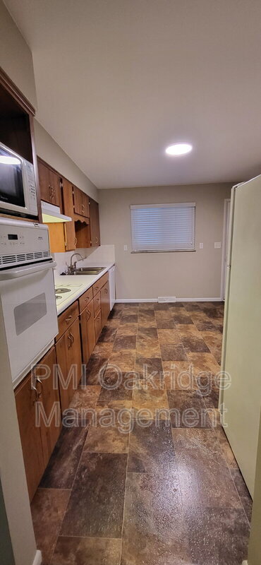 Building Photo - 205 Scott Ave