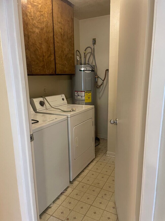 Building Photo - AUGUST PRE-LEASE!  Great 3 bedroom 2 Bathroom Duplex with Small Yard