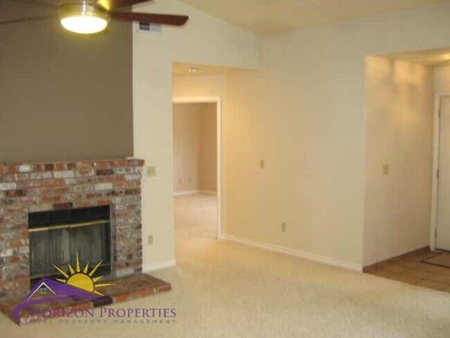 Building Photo - Open 2 Bed 2 Bath Natomas Duplex Unit