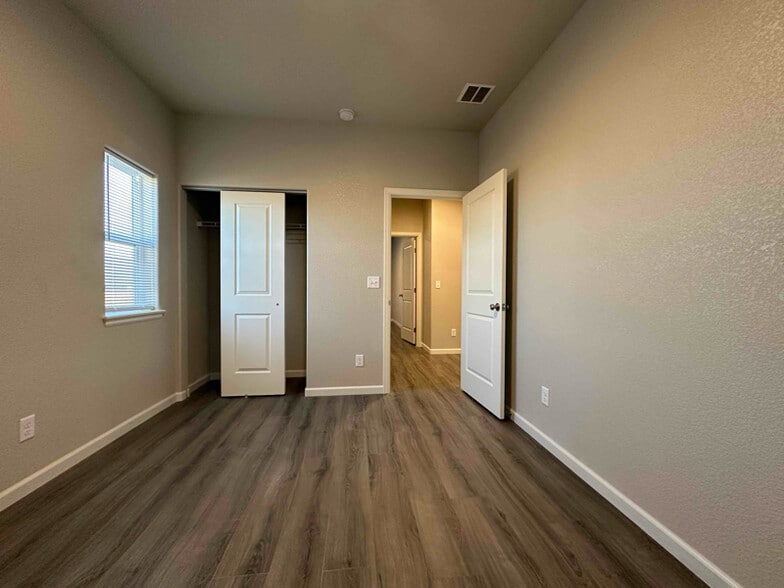 Building Photo - 686 E Hahns Peak Ave