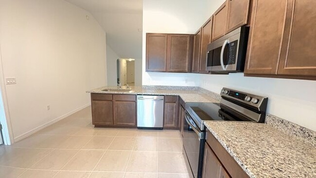Building Photo - new 4BR duplex