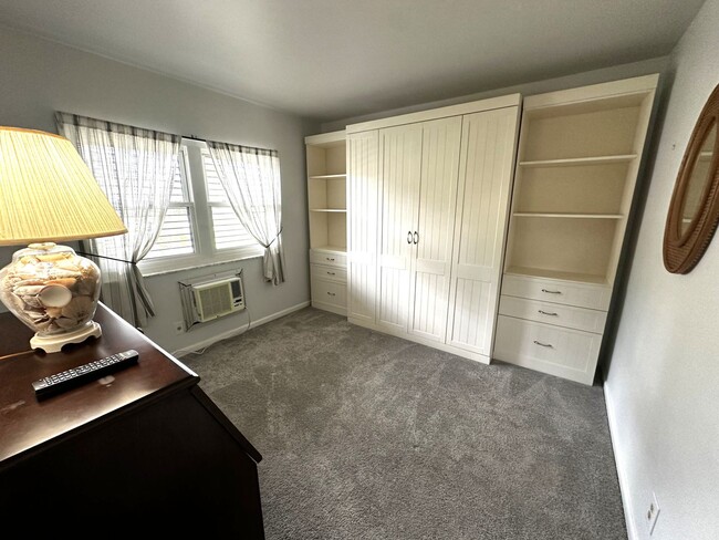 Building Photo - ANNUAL - Beachy 2 bed 1 bath condo near th...