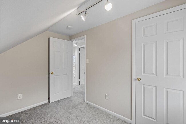 Building Photo - 716 E Railroad Ave