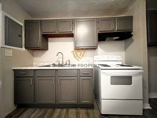 Building Photo - Freshly Renovated, 2 Bedroom, 1 Bathroom Home Available NOW!