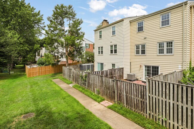 Building Photo - 9913 Longford Ct