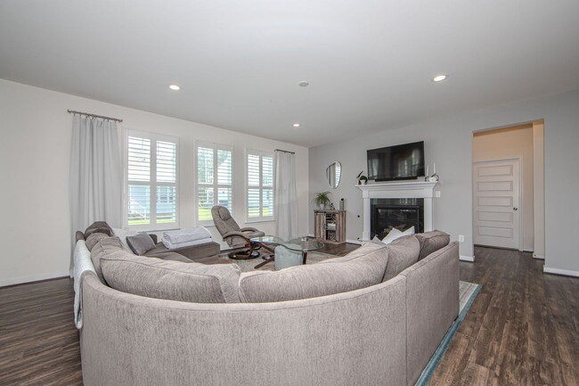 Building Photo - Luxury 5 Bedrooms 3 Full Baths 2 Car Garage