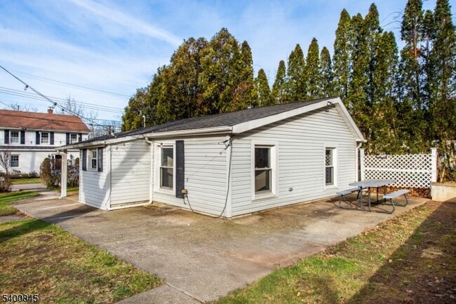 Building Photo - 16 Front St