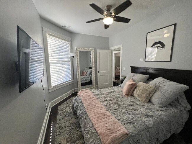 Building Photo - 3327 N Hamilton Ave