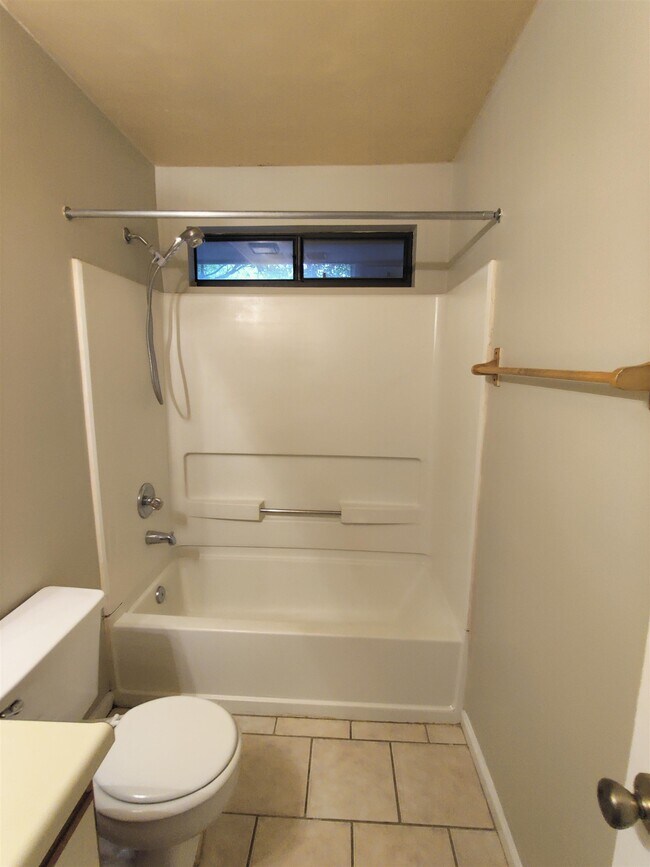 Building Photo - 905 Tomahawk Ct