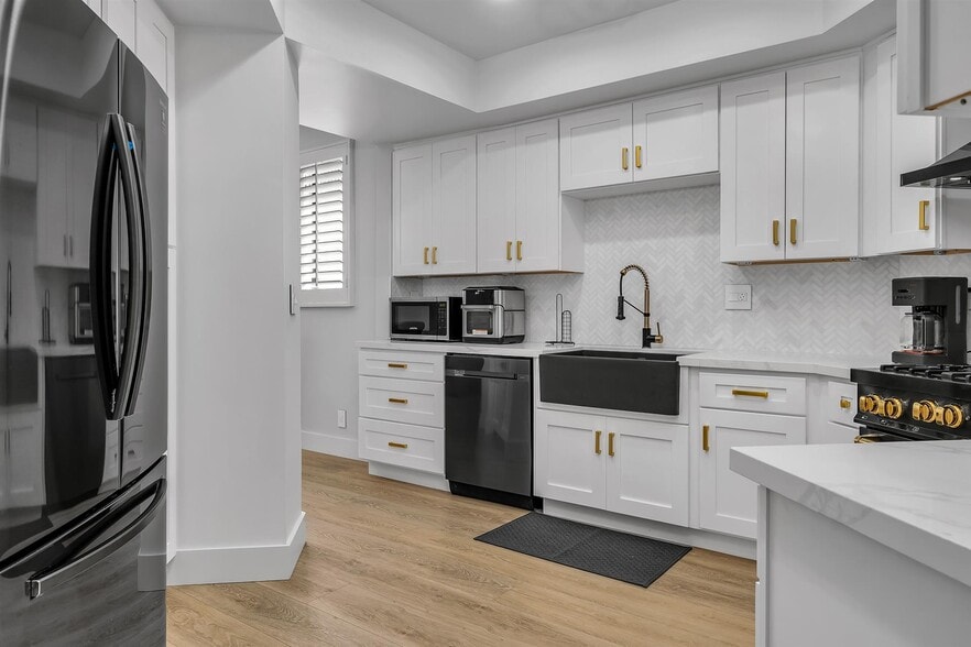 Kitchen - 1412 N Crescent Heights Blvd