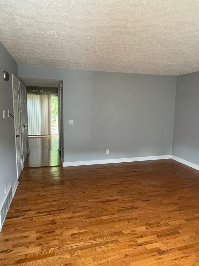Building Photo - Three Bedroom Townhome