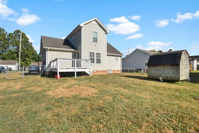 Building Photo - Pet Friendly Three Bedroom!