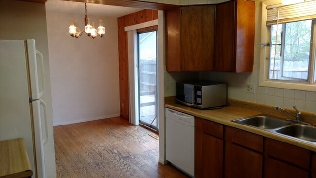 Building Photo - 3 Bedroom 2 Bath Tri-Level Home with 2 car...