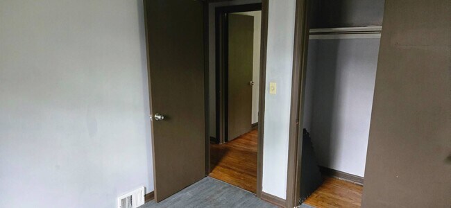 Building Photo - Charming 3 - Bedroom Property in Prime Location