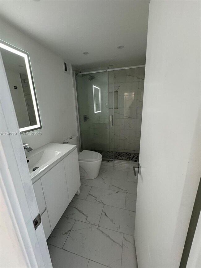 Building Photo - 400 Kings Point Dr