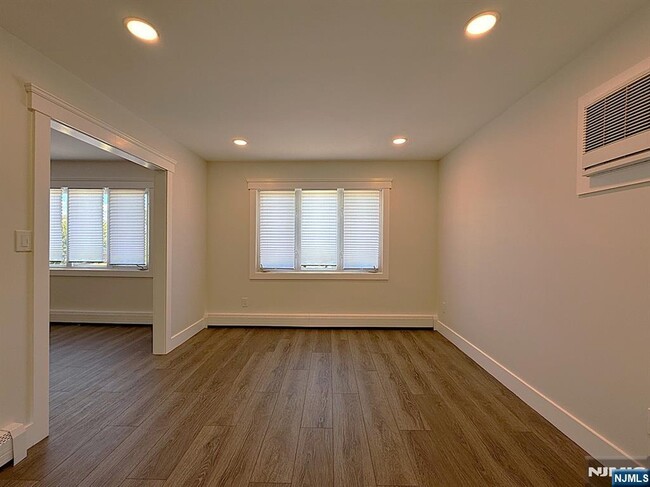 Building Photo - 682 Valley Brook Ave