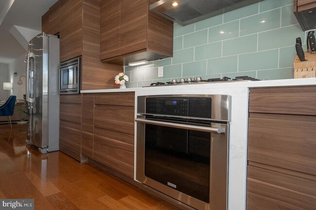 Building Photo - 1326 N Mascher St