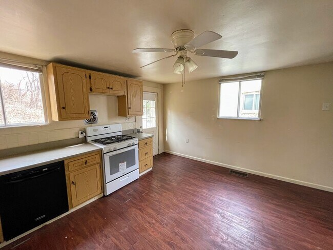 Building Photo - 2 bed 1 bath - Greenfield, nice location, laundry included