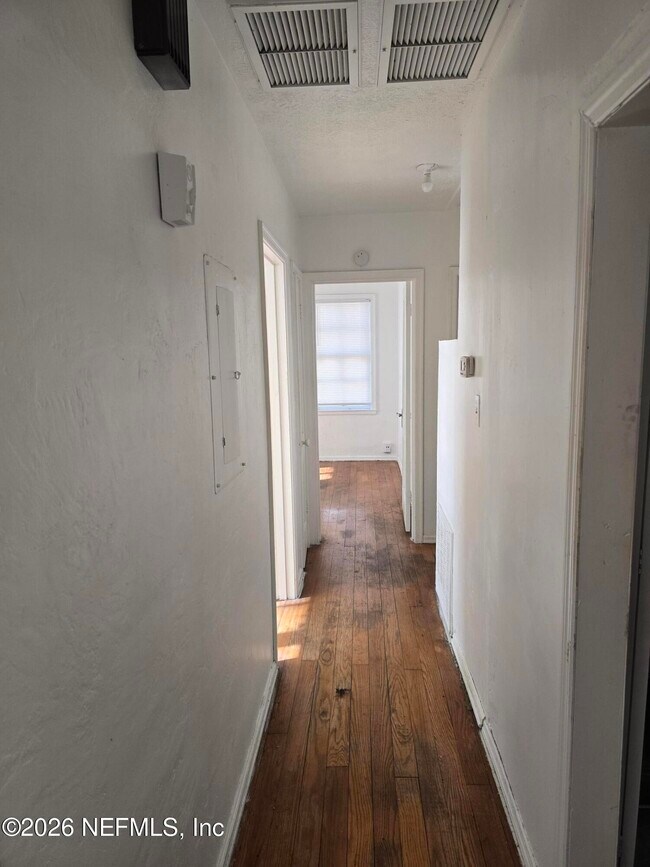 Building Photo - 905 Ethan Allen St