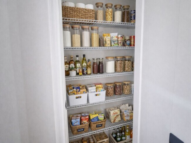 Building Photo - Beautiful 3BR 2.5BA Home in Statesville • 2 Car Garagge Tours