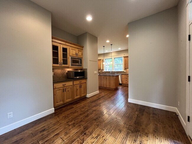 Building Photo - Luxury 5 Bedroom Home with Soaking Tub, Chef’s Kitchen & Expansive Primary Suite