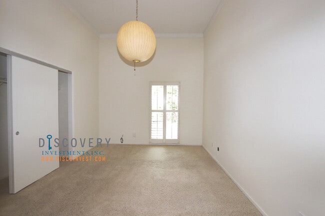 Building Photo - Contemporary North Berkeley Mid-Century 1 Bedroom Condominium
