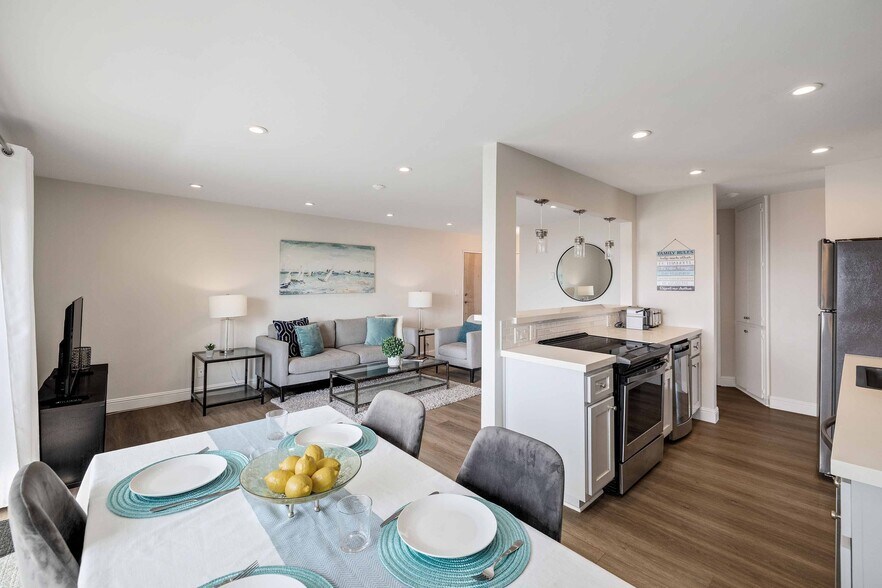 Building Photo - 650 The Village